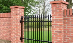 Кирпичные столбы для забора: как сделать красиво, надёжно и без лишних трат