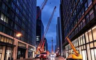 Autokrane im engen urbanen Raum: desafíos y soluciones para levantar la ciudad sin levantar caos