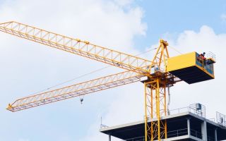 La economía de poseer una grúa versus alquilarla: una guía práctica para empresas de construcción