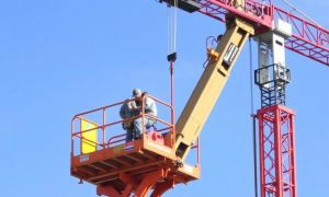 Plataformas de Trabajo Aéreo vs Grúas: Cómo Elegir la Herramienta Correcta para Trabajos en Altura