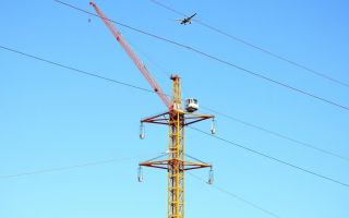 Operación segura de grúas cerca de líneas eléctricas: prácticas, normas y sentido común