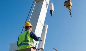 The Role of a Signal Person in Mobile Crane Operations: Guiding Safety and Precision