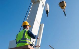 The Role of a Signal Person in Mobile Crane Operations: Guiding Safety and Precision