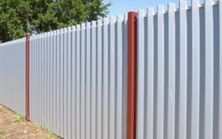 Заборы из профнастила: практично, быстро и с характером