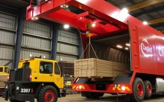 Meisterhaftes Be- und Entladen mit einer Hilfskran: Sicher, effizient und clever